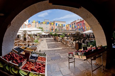 Place des Arcades Valbonne